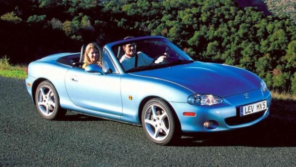 "Miata Is Always The Answer" ("Миата винаги е отговорът"). Това е мантрата на почитателите отвъд океана на емблематичния двуместен спайдър от Хирошима , винаги ценен заради качествата си на управление и чистотата на дизайна. През 1998 г. Mazda представи серията "NB", която остана вярна на оригиналния дух, но оборудвана с напълно нови линии, родени от ума на Том Матано. Той е автор и на Mazda RX-7
. 
Механичната основа на автомобила е шасито на предишния NA, модернизирано и подсилено, за да гарантира по-голяма устойчивост на усукване. Двигателите 1.6 и 1.8 също идват от предшественика, но актуализирани, за да повишат мощността и да се адаптират към новата защита срещу замърсяване регламенти. Първият варира от 90 до 110 к.с., докато вторият достига 140 к.с.

През 2004 г. единствената "промяна" в оригиналната рецепта е въвеждането на вариант с турбокомпресор със 178 к.с. и максимална скорост от 204 км/ч, наречен Mazdaspeed Mx-5. Сега той е изключително рядък извън американския континент.
Както е известно, MX-5 беше удостоен с титлата "най-продаваният спайдър в света", благодарение на броя на произведените единици от над един милион. Пколението Nb не беше изключение: заводът в Хирошима всъщност избълва 290 000 екземпляра между януари 1998 г. и 2005 г. 
